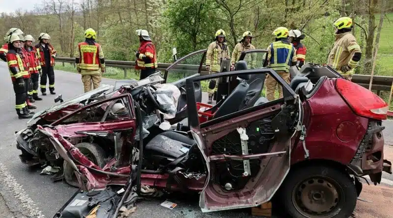 Die Einsatzkräfte mussten den schwerverletzten Fahrer mit hydraulischem Rettungsgerät aus seinem Pkw befreien. Foto: Ralf Hettler
