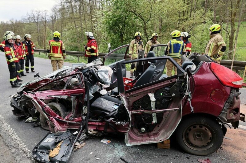 Die Einsatzkräfte mussten den schwerverletzten Fahrer mit hydraulischem Rettungsgerät aus seinem Pkw befreien. Foto: Ralf Hettler