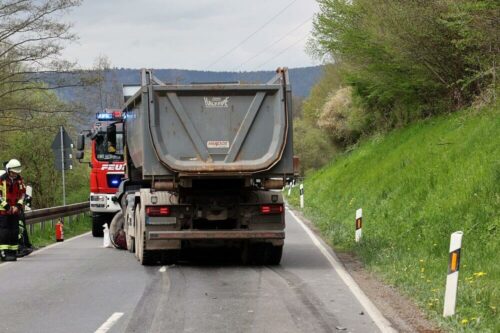 Die Spuren auf der Straße zeigen, dass der Fahrer des Lkw noch gebremst hatte. Foto: Ralf Hettler