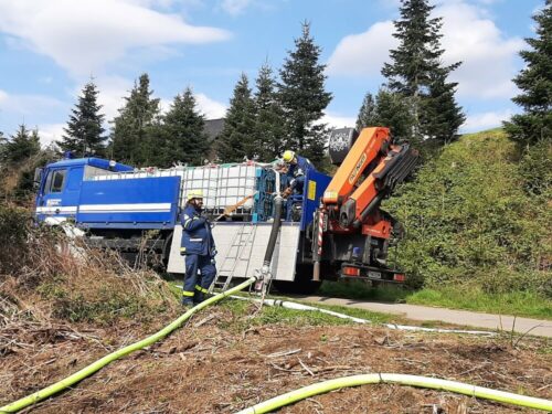 Wasserversorgung via IBC-Behälter auf diesem THW-Fahrzeug. Foto: Feuerwehr Wetter (ruhr)