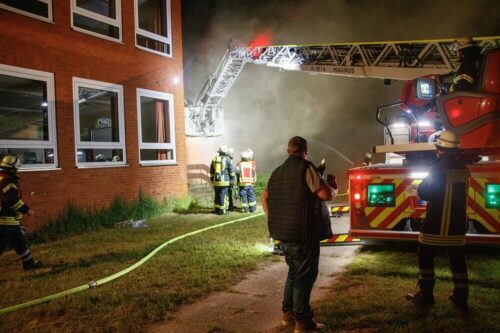 Schwer zugänglich: Von der Drehleiter aus wurde das Feuer in der Zwischendecke gelöscht. Foto: Florian Schulz