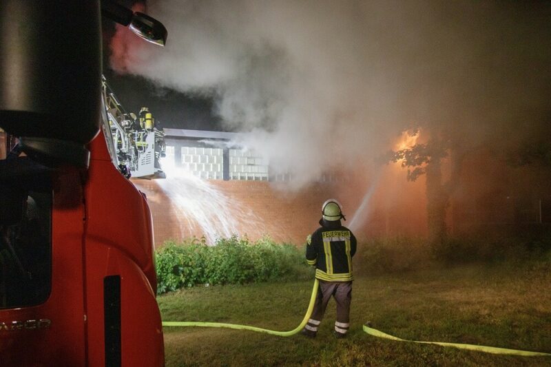 Durchbrand: Flammen schlagen aus zerborstenen Glasbausteinen. Foto: Florian Schulz