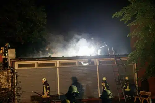Feuer bestätigt: Aus dem Flachdachgebäude ist eine deutliche Rauchentwicklung sichtbar. Foto: Florian Schulz