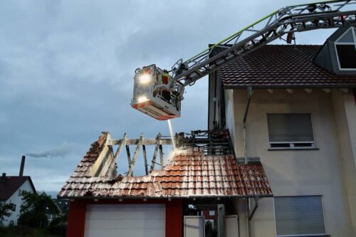 Beim Löschen kam auch eine Drehleiter zum Einsatz. Foto: Ralf Hettler