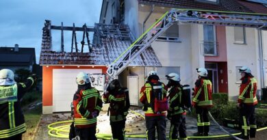 Die Brandbekämpfung war erfolgreich und das Wohngebäude konnte gehalten werden. Foto: Ralf Hettler