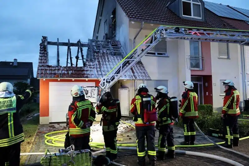 Die Brandbekämpfung war erfolgreich und das Wohngebäude konnte gehalten werden. Foto: Ralf Hettler