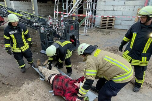 Patient auf der Trage umgeben von Einsatzkräften