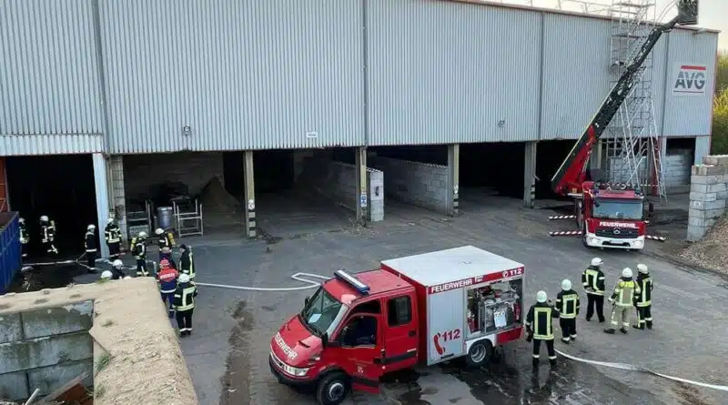 Das Firmengelände mit zwei Einsatzfahrzeugen
