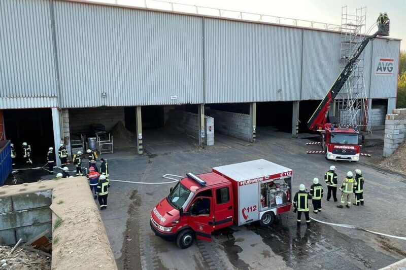 Das Firmengelände mit zwei Einsatzfahrzeugen