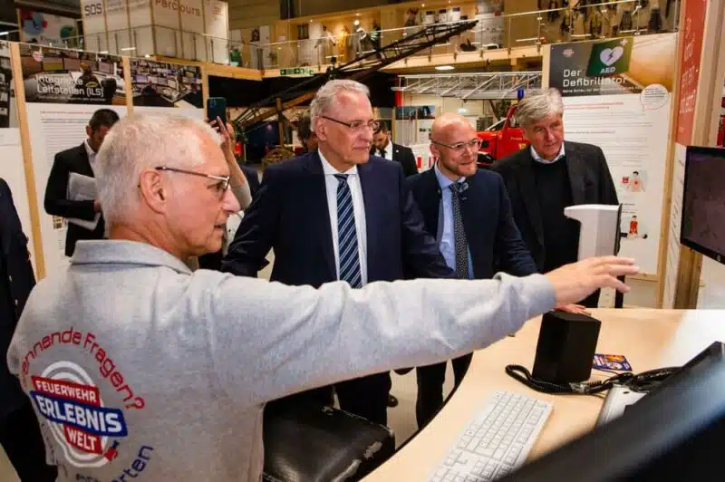 Frank Habermaier zeigt Minister Joachim Herrmann die Ausstellung