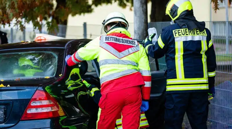 Mitarbeiter von Feurewehr und Rettungsdienst an einem Unfallfahrzeug (Symbolbild).