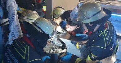 Feuerwehr München befreit Hand aus Teigknetmaschine