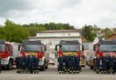 Die sechs neuen TLF 4000 mit den Abordnungen der Wehren bei der Übergabe.
