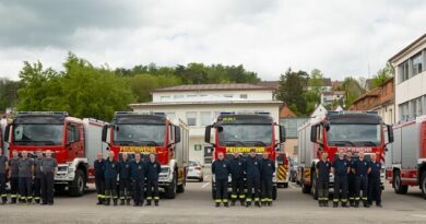 Die sechs neuen TLF 4000 mit den Abordnungen der Wehren bei der Übergabe.