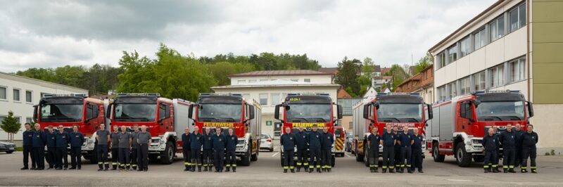 Die sechs neuen TLF 4000 mit den Abordnungen der Wehren bei der Übergabe.