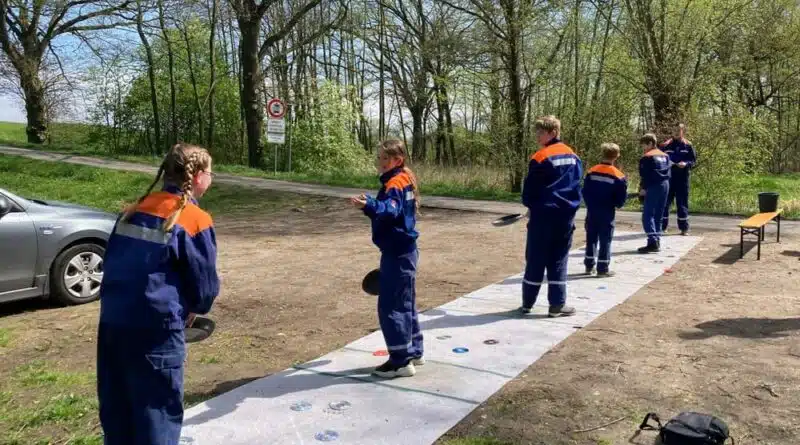 Eine Gruppe beim Absolvieren des Zehnkampfes.