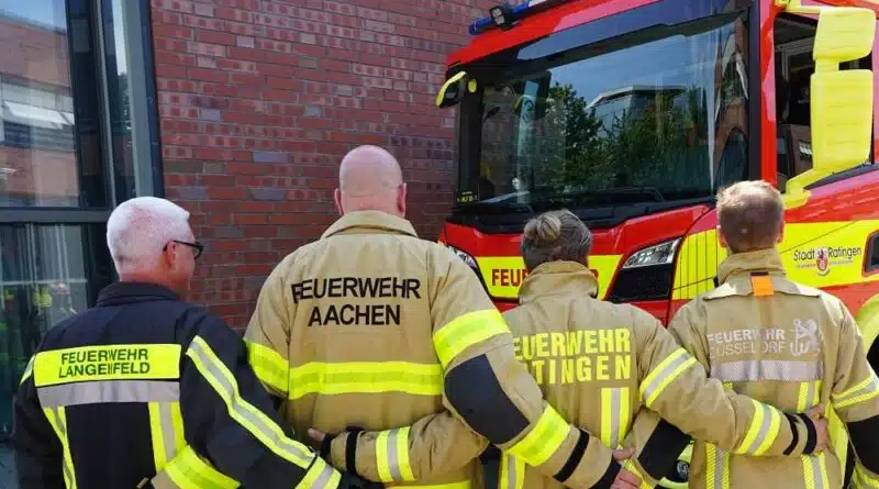 Einige der Aushilfskräfte nach dem Unglück.