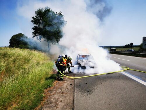 Angriffstrupp beim Löschen des brennenden Autos.