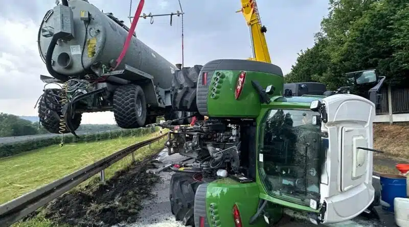 Bergung des Güllefasses mittels Kran.