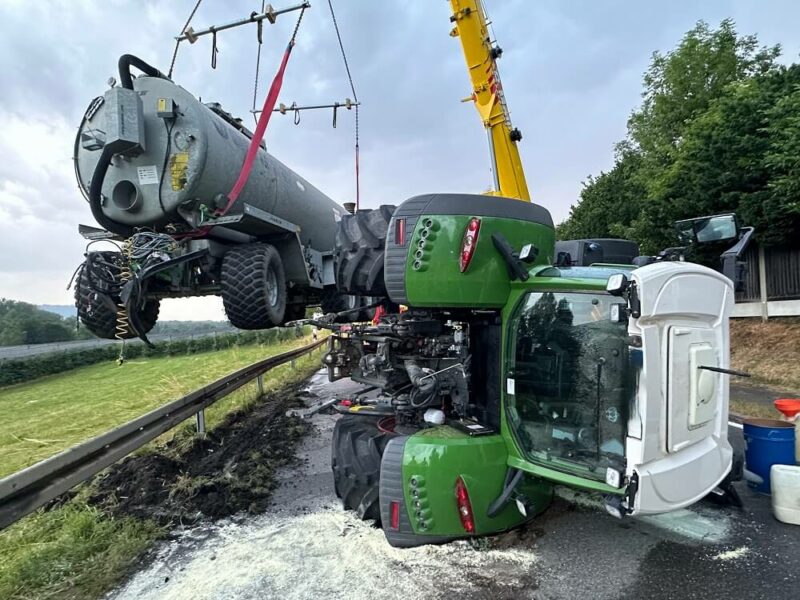 Bergung des Güllefasses mittels Kran.