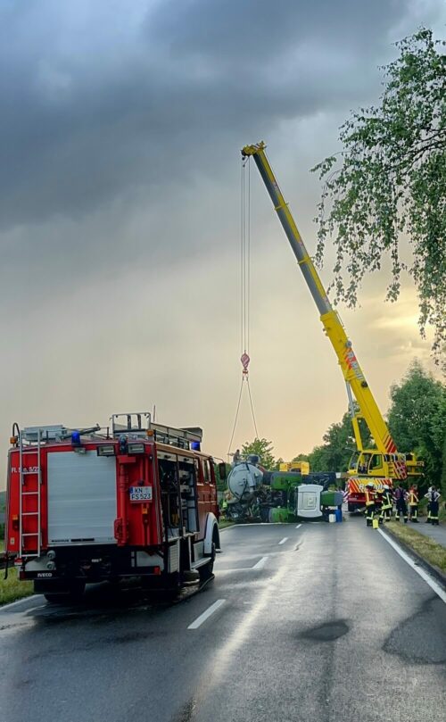 Abendstimmung mit Einsatzfahrzeug und Bergekran. 