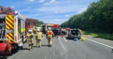 Verkehrsunfall auf der A2: Pickup überschlägt sich