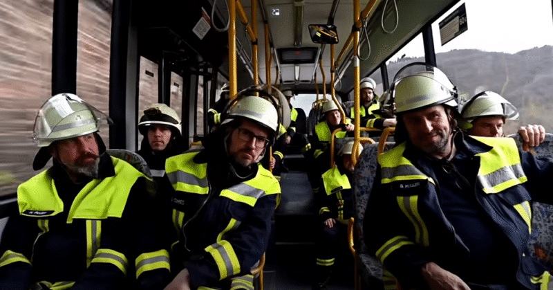 Szene aus dem Projektvideo: Feuerwehrangehörige im Regionalbus. Quelle: FF Klotten/Projektvideo zur Crowd-Funding-Aktion)