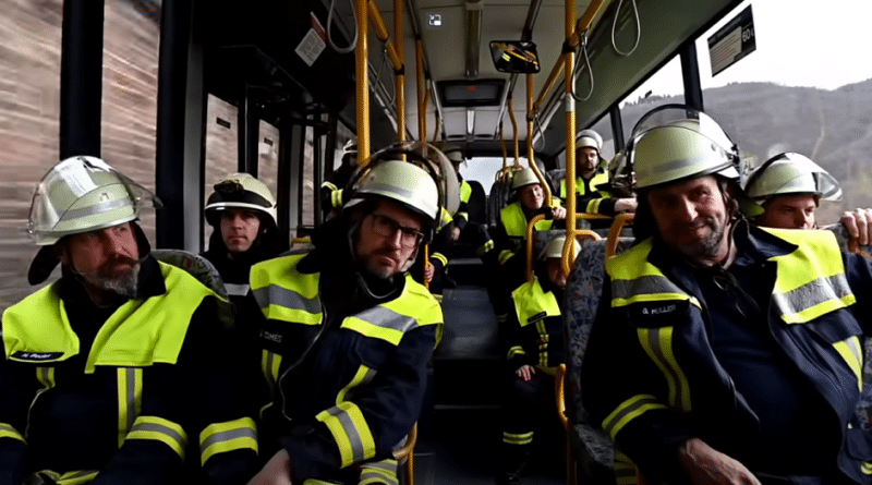 Szene aus dem Projektvideo: Feuerwehrangehörige im Regionalbus. Quelle: FF Klotten/Projektvideo zur Crowd-Funding-Aktion)