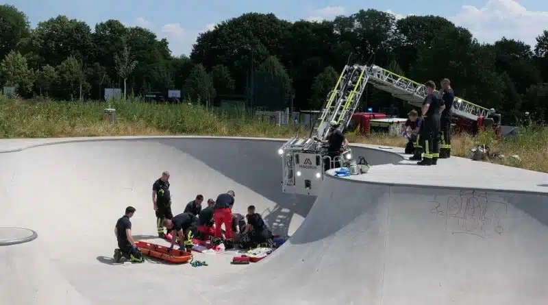 Dir Drehleiter steht im Skatepool zur Rettung bereit.