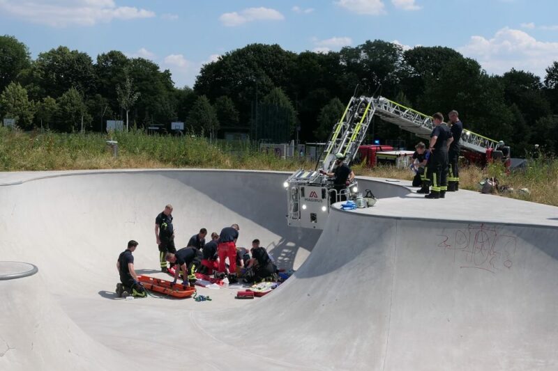 Dir Drehleiter steht im Skatepool zur Rettung bereit.