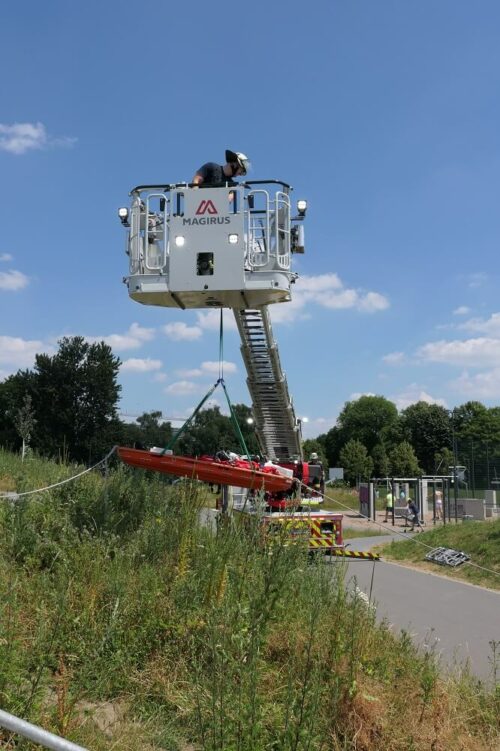 Schleifkorbtrage hängt an der Drehleiter.