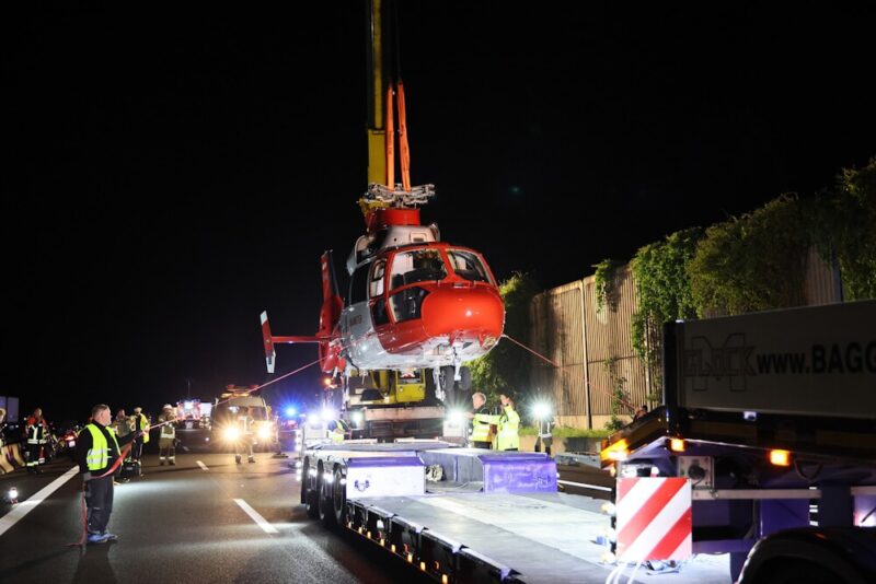 Rettungshubschrauber wird mit Tieflader geborgen