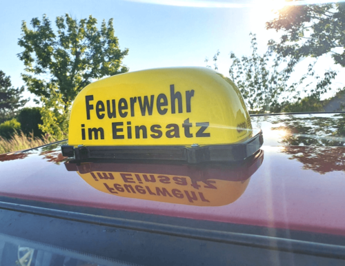 Magnetisches Dachschild mit der Aufschrift "FEUERWEHR im Einsatz" auf einem privaten Pkw.