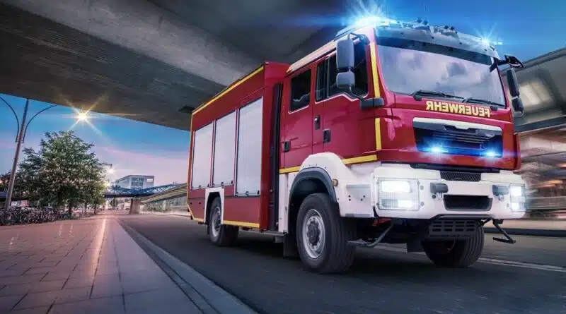 Feuerwehrfahrzeug bei einer Einsatzfahrt unter Nutzung von Sonder- und Wegerecht.