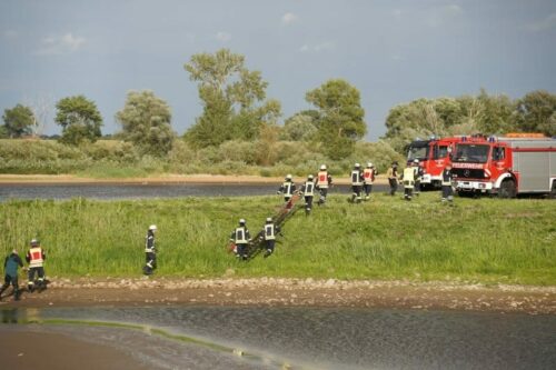 Bis zur Hüfte steckte der Radfahrer mit seinem Fahrrad im Schlamm des Seitenarms der Elbe. Foto: Carsten Schmidt 