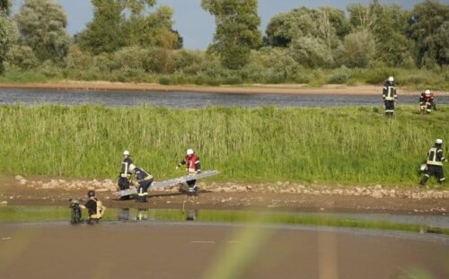 Mit einer Leiter kamen die Einsatzkräfte dem Radfahrer zur Hilfe. Foto: Carsten Schmidt