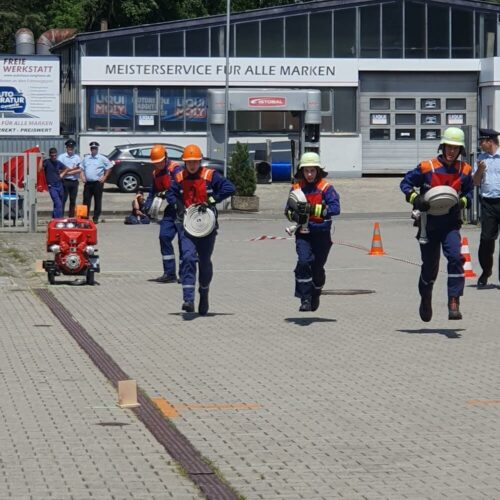 In voller Montur mussten die Jugendlichen unter anderem eine 60 m lange Schlauchleitung auslegen.