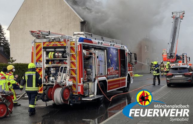 Einsatzfahrzeug der BF Mönchengladbach beim Wohnungsbrand.