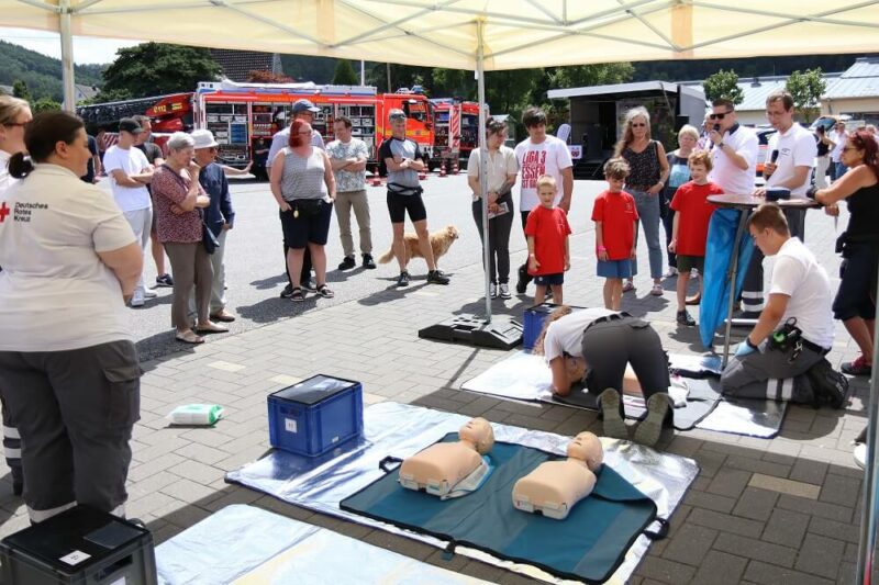 Mit Dummys, Verbandszeug und automatischen externen Defibrillatoren (kurz AED) konnten die Besucher Erste-Hilfe üben und ihr Wissen auffrischen.