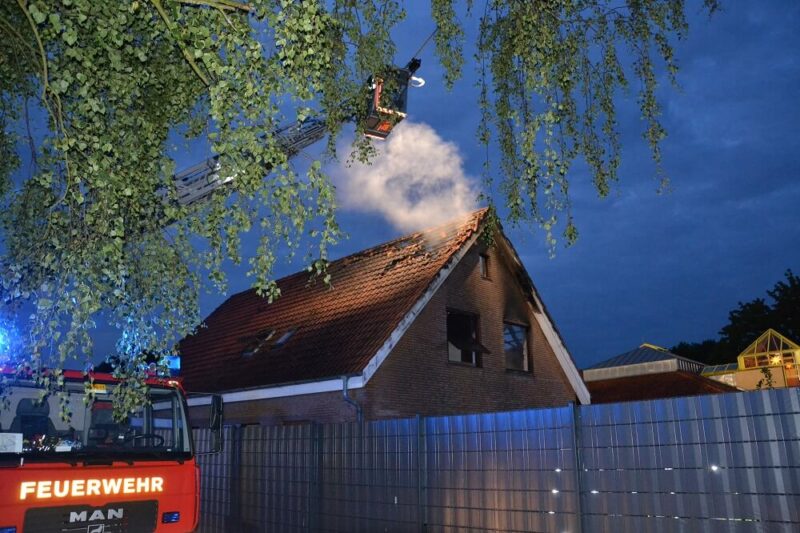 Blick auf die Einsatzstelle, die zwei Brandverletzte forderte. Foto: Stadtfeuerwehr Bremervörde