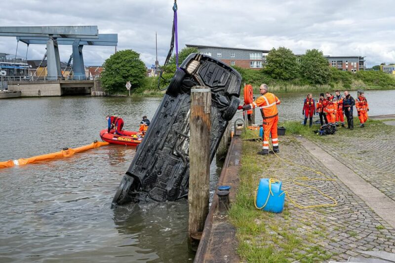 Bergung des Pkw der im Hafenbecken von Husum verunfallt ist.