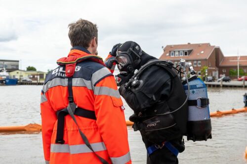 Menschenrettung: Hier macht sich der Rettungstaucher der DLRG einsatzfertig.