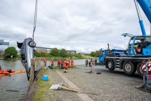 Geschafft: Der Mercedes-Benz-Pkw ist aus dem Becken gehoben. Foto: Benjamin Nolte