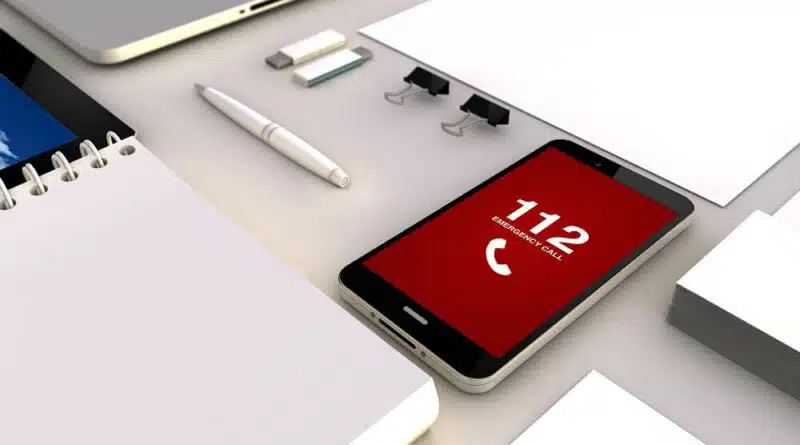 Handy mit Notrufnummer 112 liegt auf dem TIsch und setzt Fehlnotruf ab