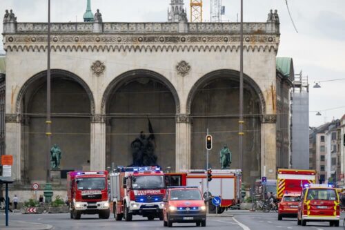 Einsatzfahrzeuge am Odeonsplatz in München.