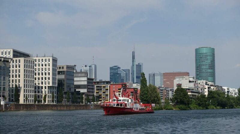 Feuerlöschboot der Feuerwehr Frankfurt ein großes Wasserfahzeug