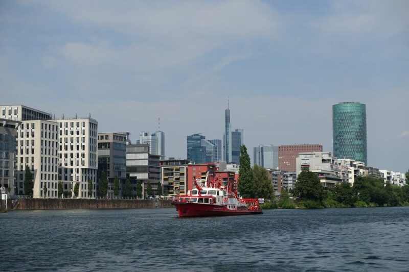 Feuerlöschboot der Feuerwehr Frankfurt ein großes Wasserfahzeug