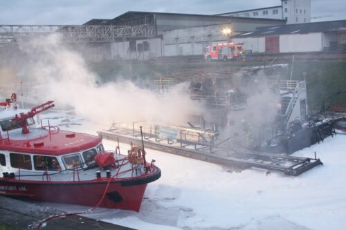 Frankfurter Feuerlöschboot bei der Brandbekämpfung.