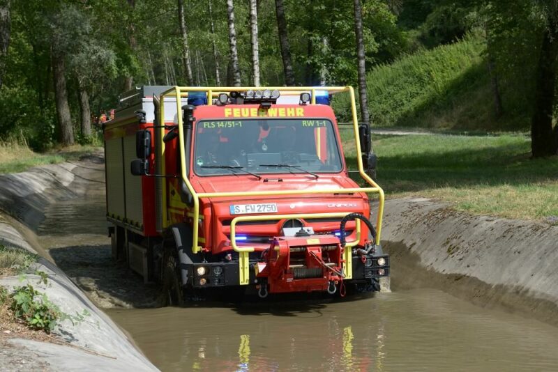 Der Rüstwagen RW-HG ist bis 1,2 m watfähig. Foto: Ralf Maile/Daimler Truck AG