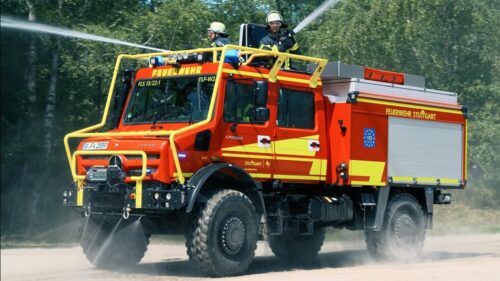 LöScheinsatz: Das TLF-W auf Unimog U 5023 mit zwei Dachwerfern und Sprühdüsen zum Selbstschutz. Foto: Daimler Truck AG